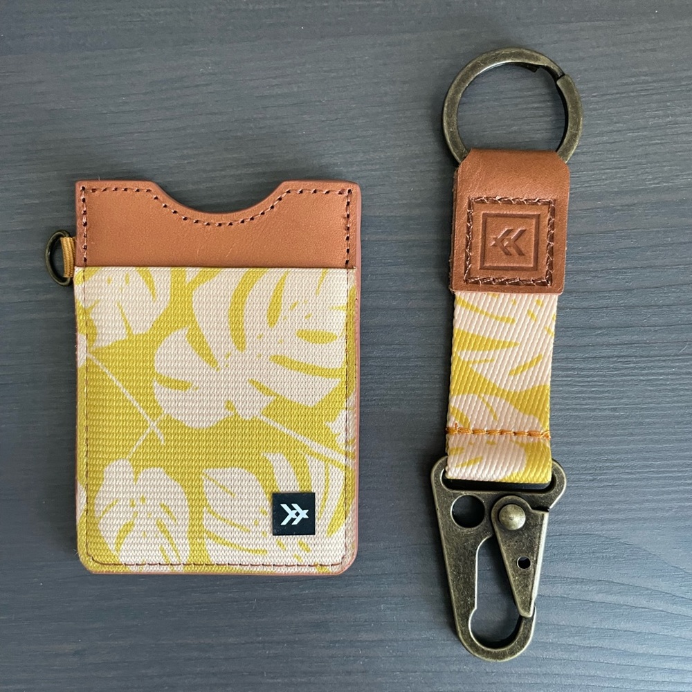 Thread wallet with keychain clip. Used once, not for me and can’t return.